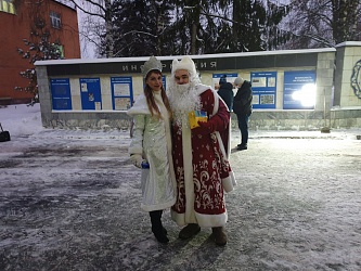 Дед Мороз и Снегурочка поздравили заводчан с наступающим Новым годом Дед Мороз и Снегурочка поздравили заводчан с наступающим Новым годом